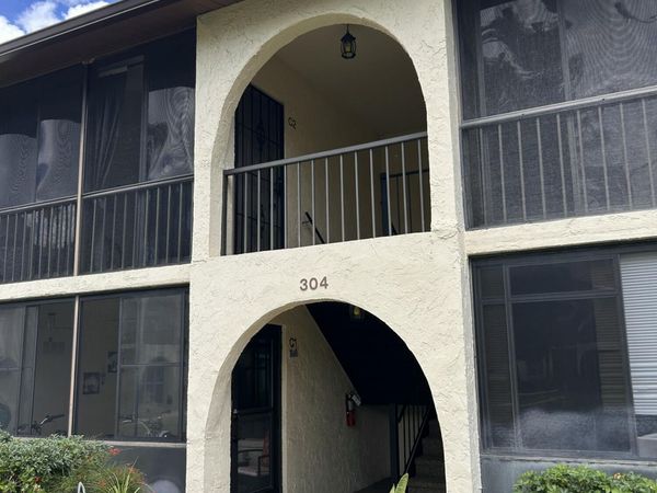 304 Knotty Pine Circle, Unit B-2, Greenacres, FL 33463