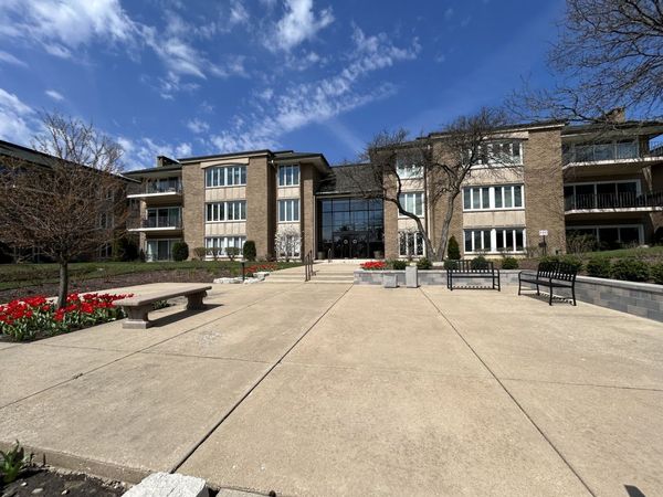 1 Oak Brook Club Drive, Unit A105, Oak Brook, IL 60523