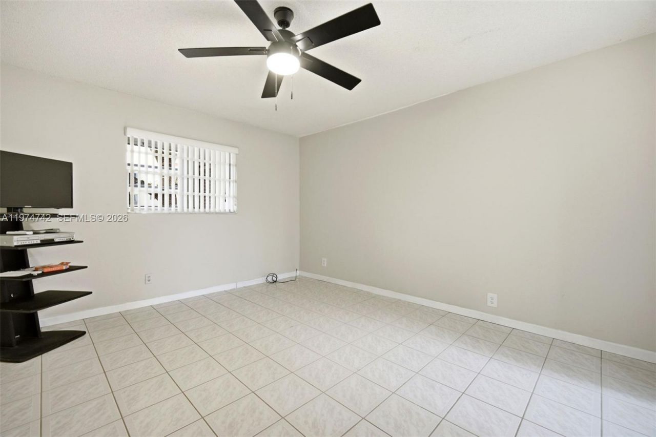 4270 NW 40th St , Unit 104, Lauderdale Lakes, FL 33319 Photo