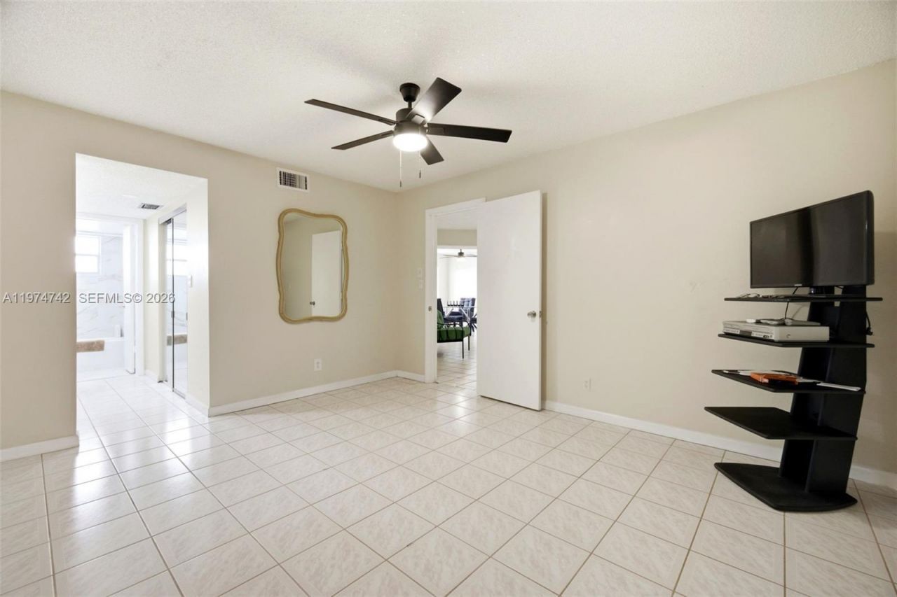 4270 NW 40th St , Unit 104, Lauderdale Lakes, FL 33319 Photo