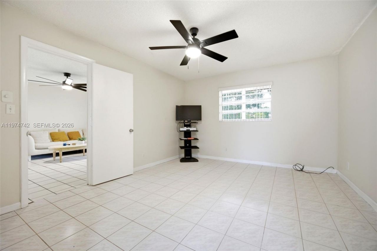 4270 NW 40th St , Unit 104, Lauderdale Lakes, FL 33319 Photo