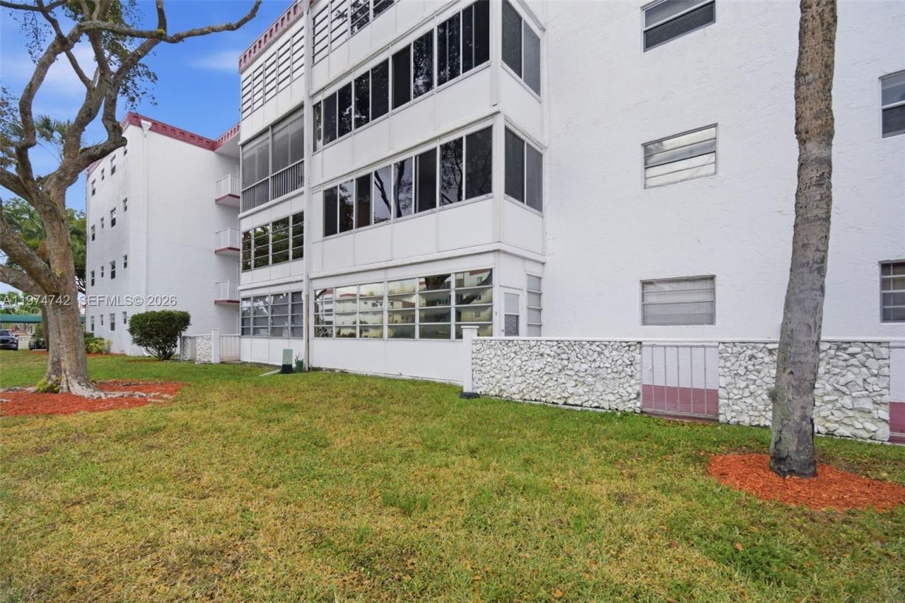 4270 NW 40th St , Unit 104, Lauderdale Lakes, FL 33319 Photo