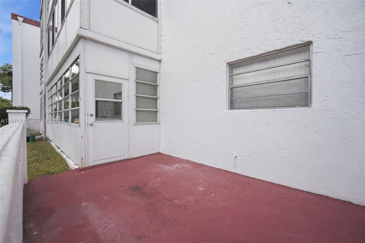 4270 NW 40th St , Unit 104, Lauderdale Lakes, FL 33319 Photo