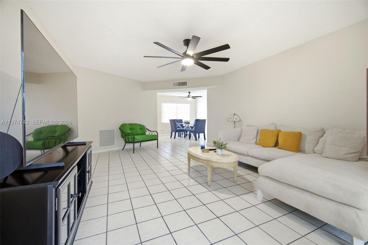 4270 NW 40th St , Unit 104, Lauderdale Lakes, FL 33319 Photo