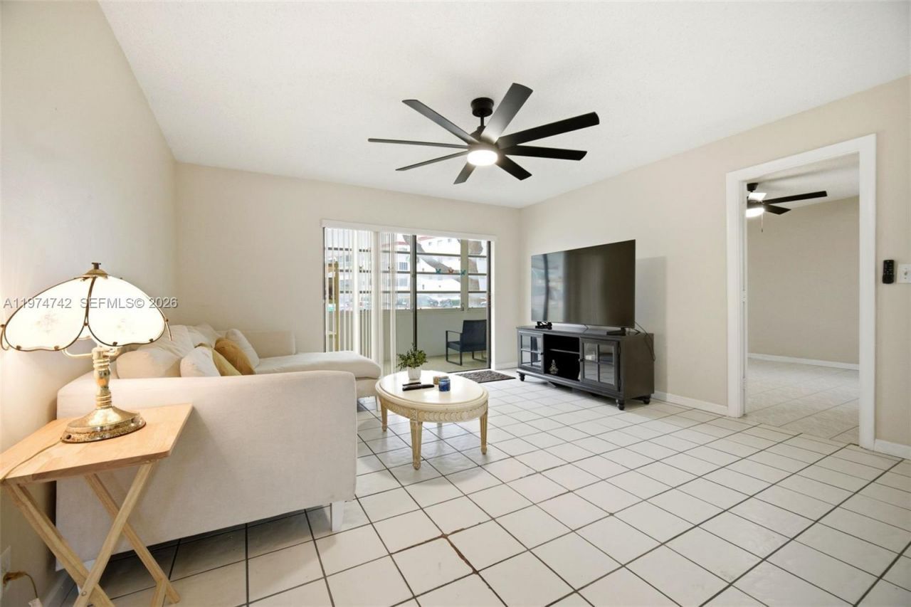 4270 NW 40th St , Unit 104, Lauderdale Lakes, FL 33319 Photo
