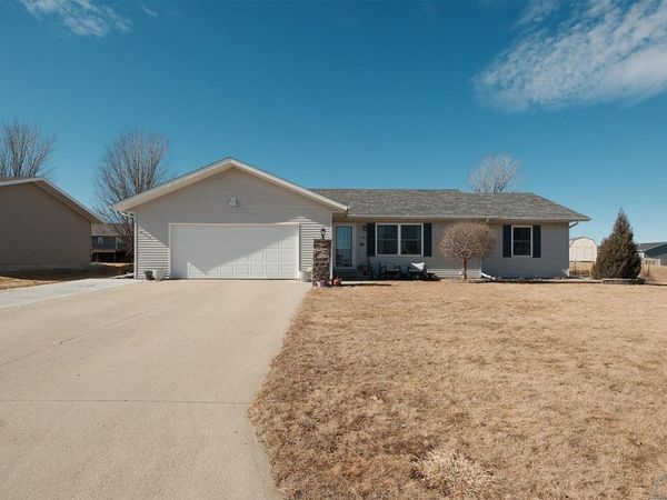 1303 11th Avenue NE, Sioux Center, IA 51250