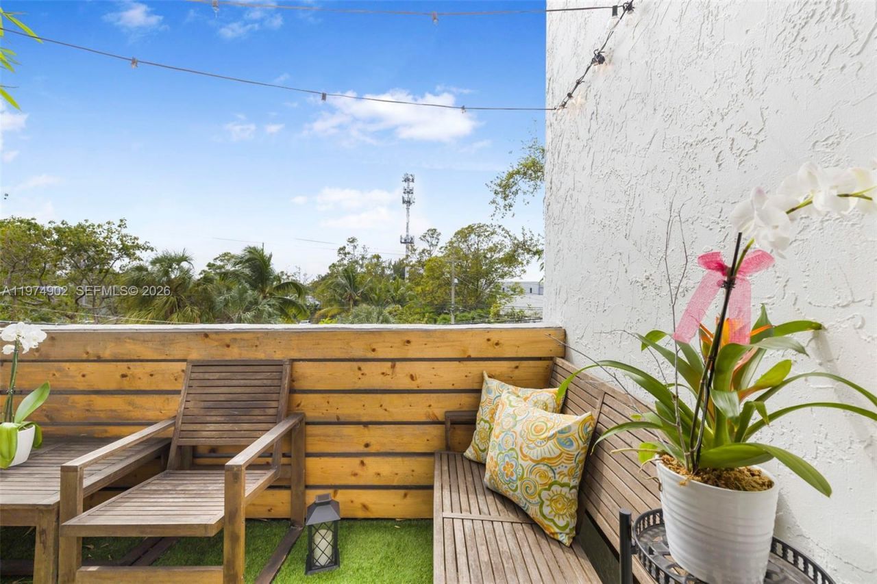 7801 NE 4th Ct, Unit 304, Miami, FL 33138 Photo