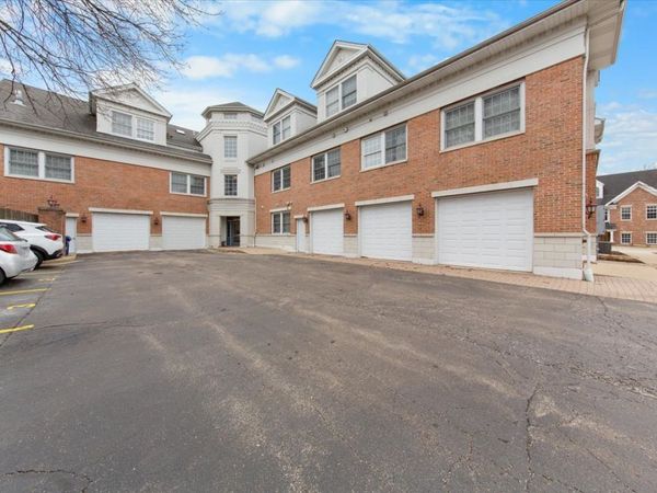 111 S 5th Avenue, Unit D, St. Charles, IL 60174