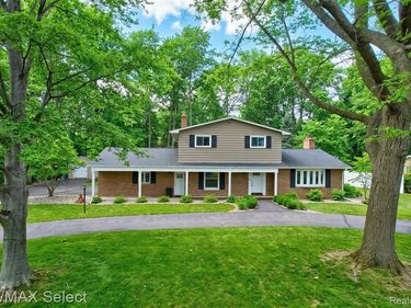 5401 S Sycamore Drive, Burton, MI 48509