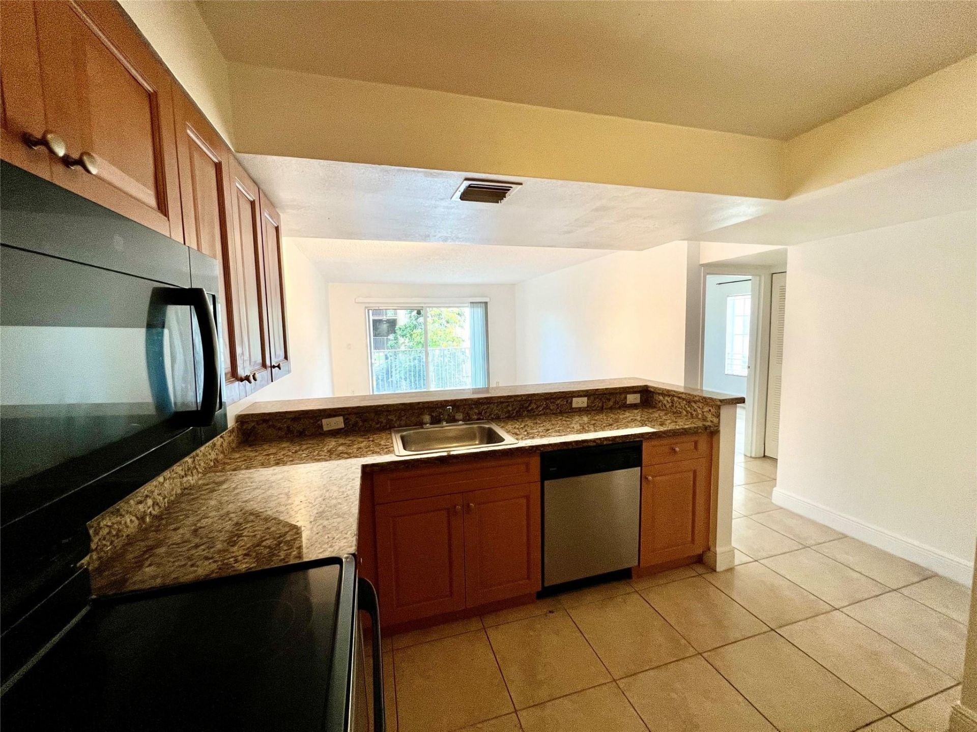 5221 Geneva Way, Unit 208, Doral, FL 33166 Photo