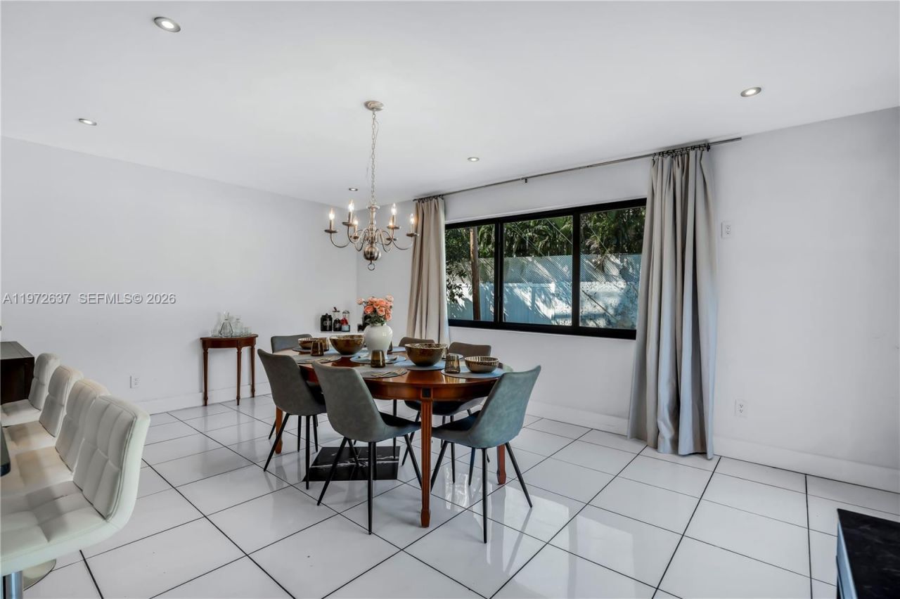 20220 Highland Lakes Blvd, Miami, FL 33179 Photo