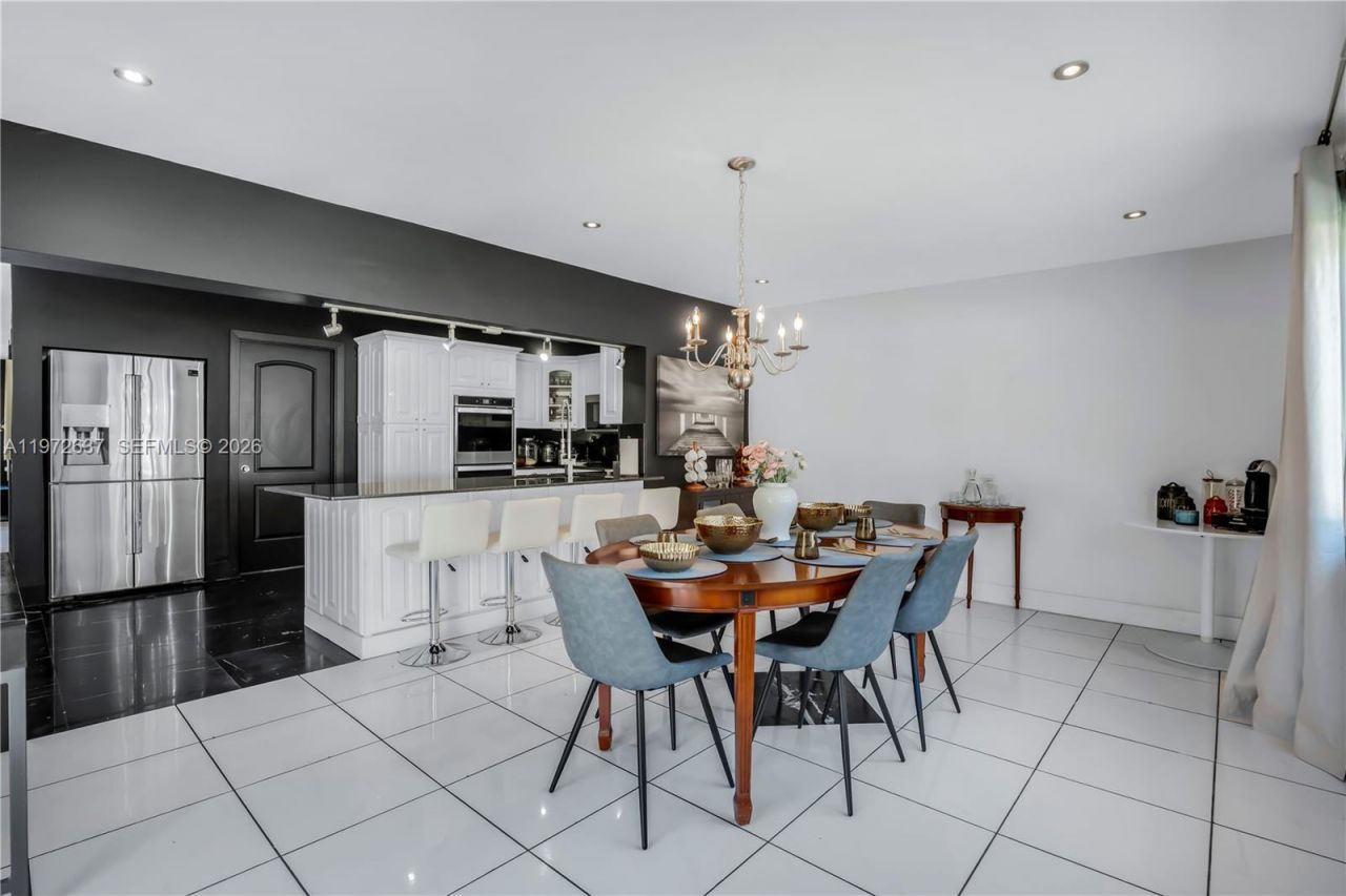 20220 Highland Lakes Blvd, Miami, FL 33179 Photo