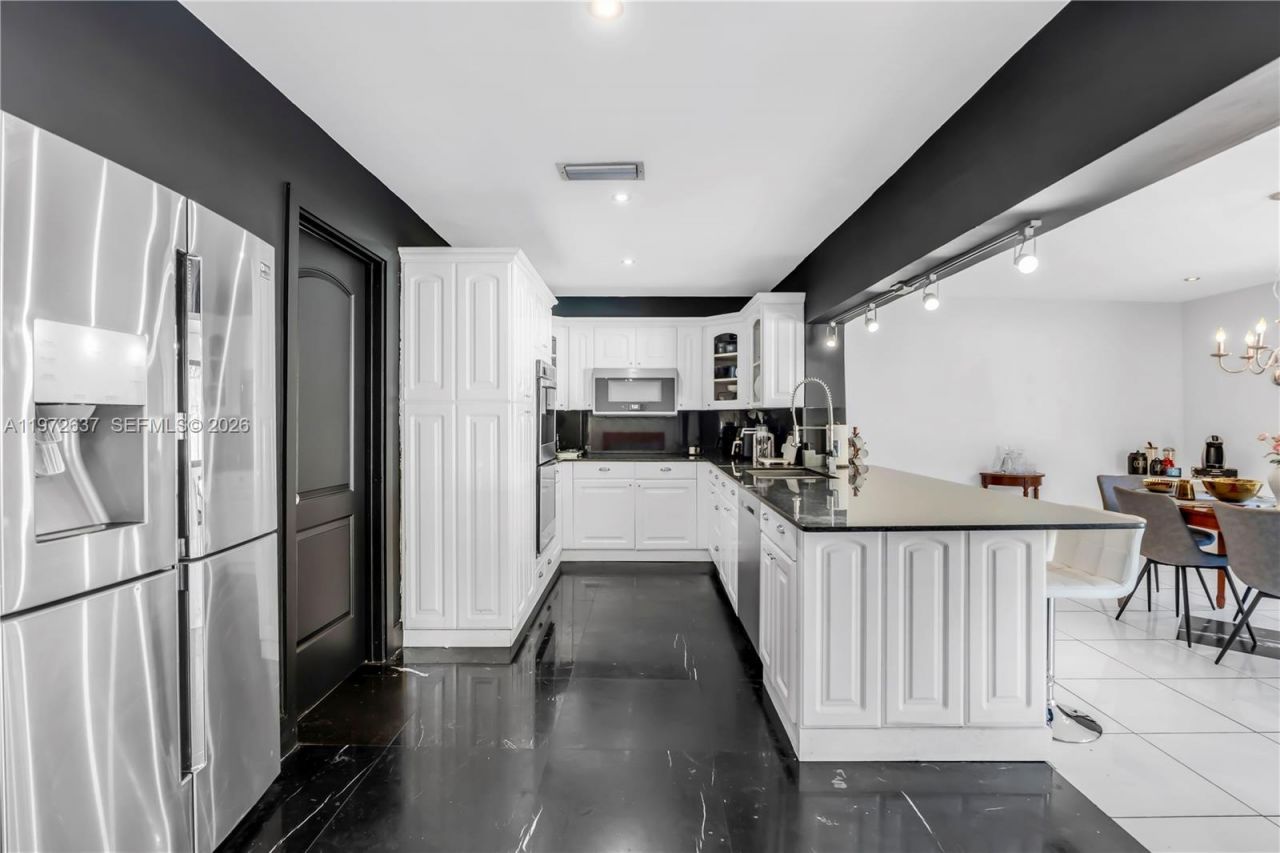 20220 Highland Lakes Blvd, Miami, FL 33179 Photo