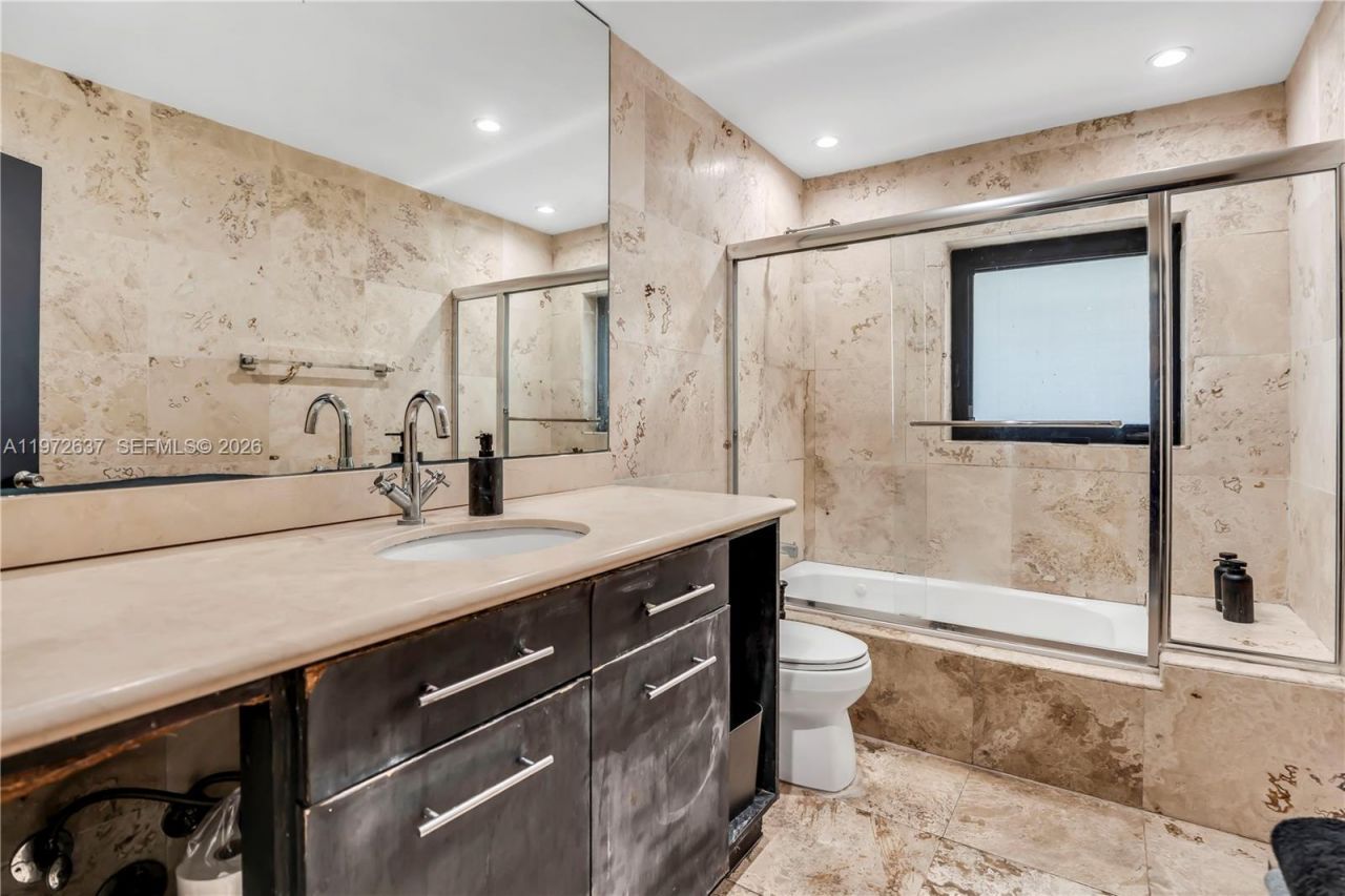 20220 Highland Lakes Blvd, Miami, FL 33179 Photo