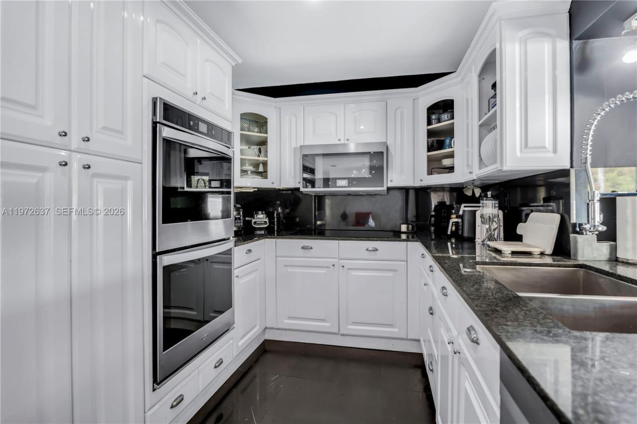 20220 Highland Lakes Blvd, Miami, FL 33179 Photo