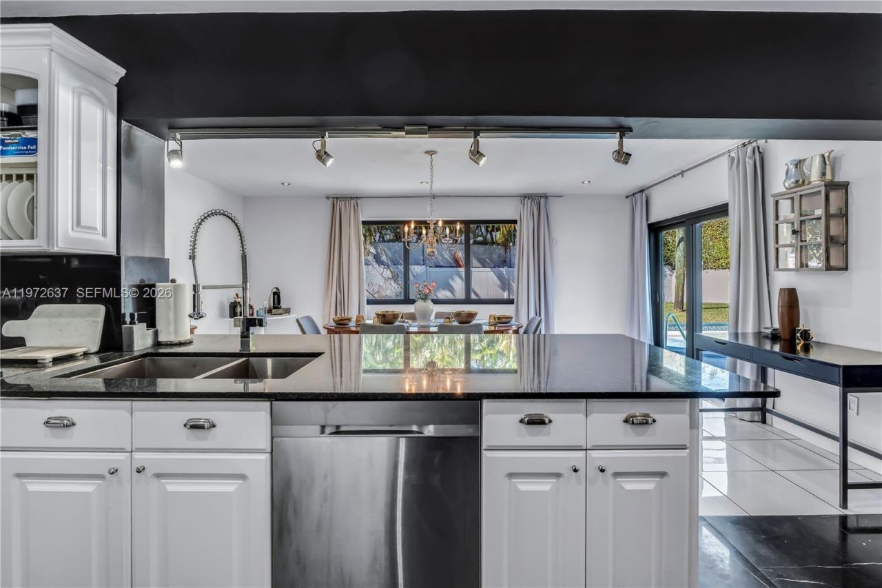 20220 Highland Lakes Blvd, Miami, FL 33179 Photo