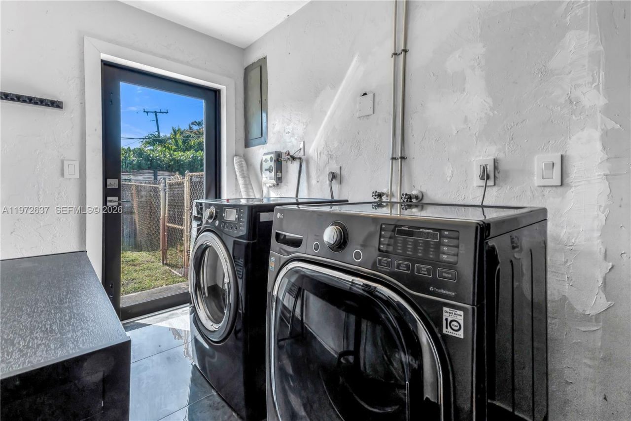 20220 Highland Lakes Blvd, Miami, FL 33179 Photo