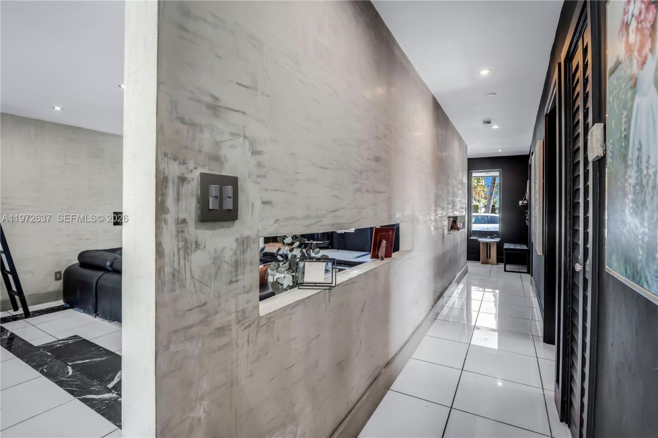 20220 Highland Lakes Blvd, Miami, FL 33179 Photo