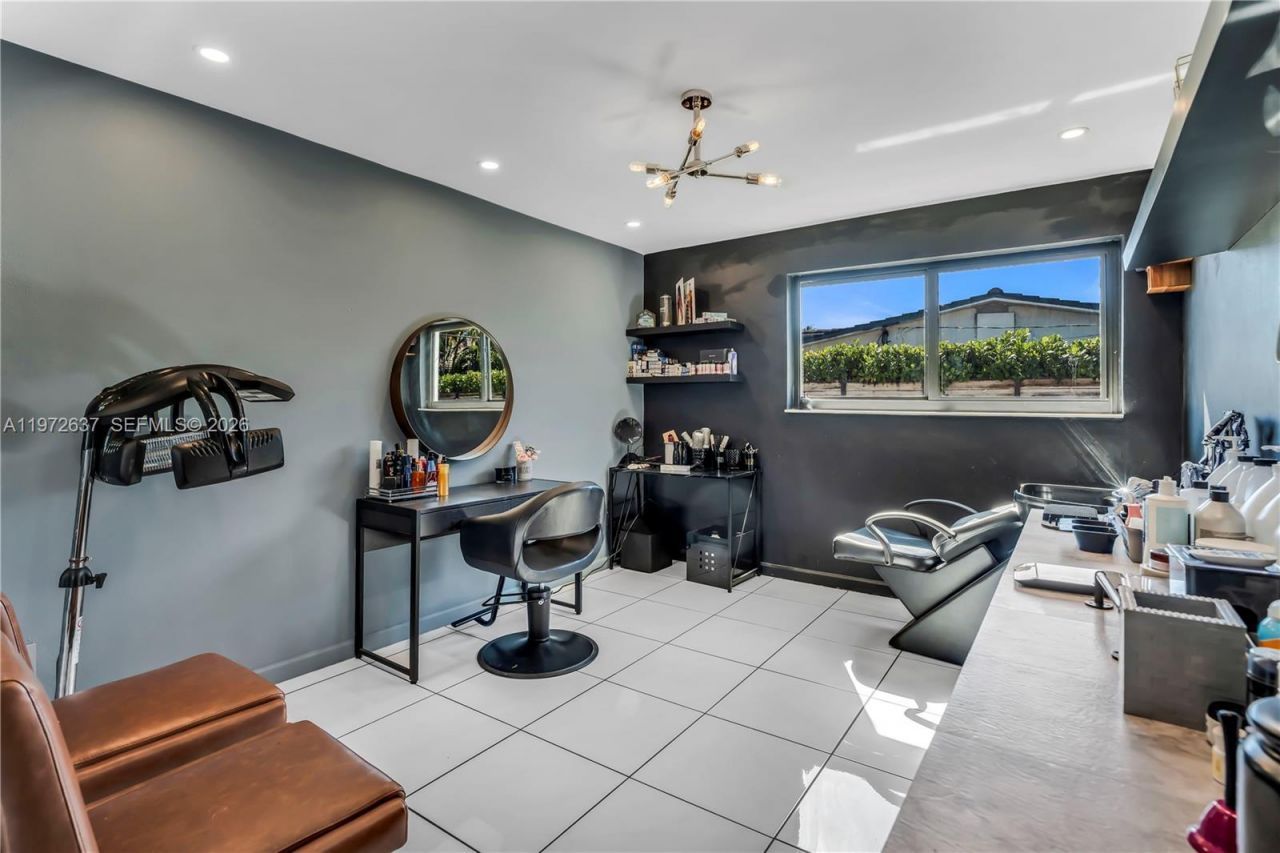 20220 Highland Lakes Blvd, Miami, FL 33179 Photo