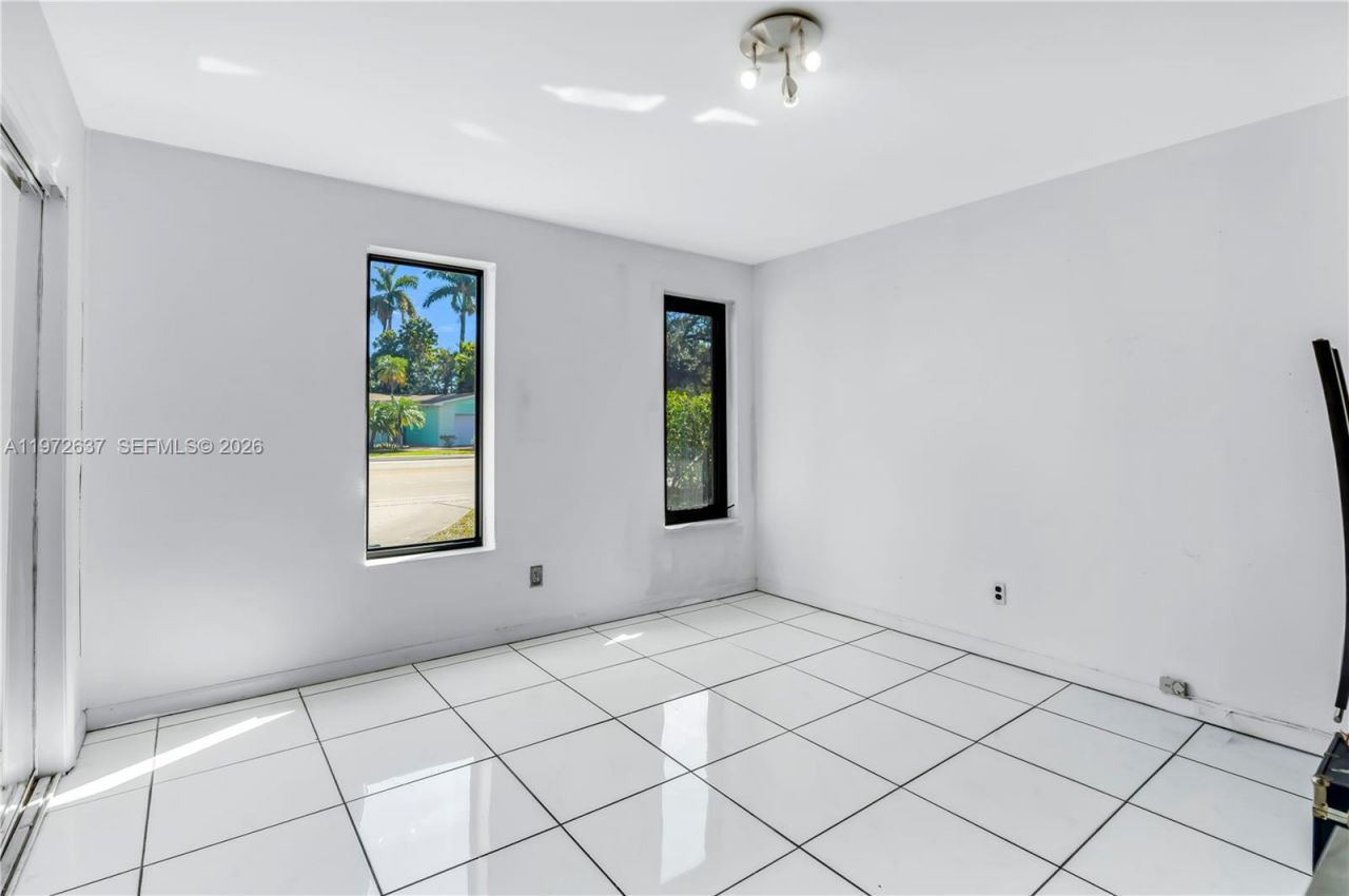 20220 Highland Lakes Blvd, Miami, FL 33179 Photo