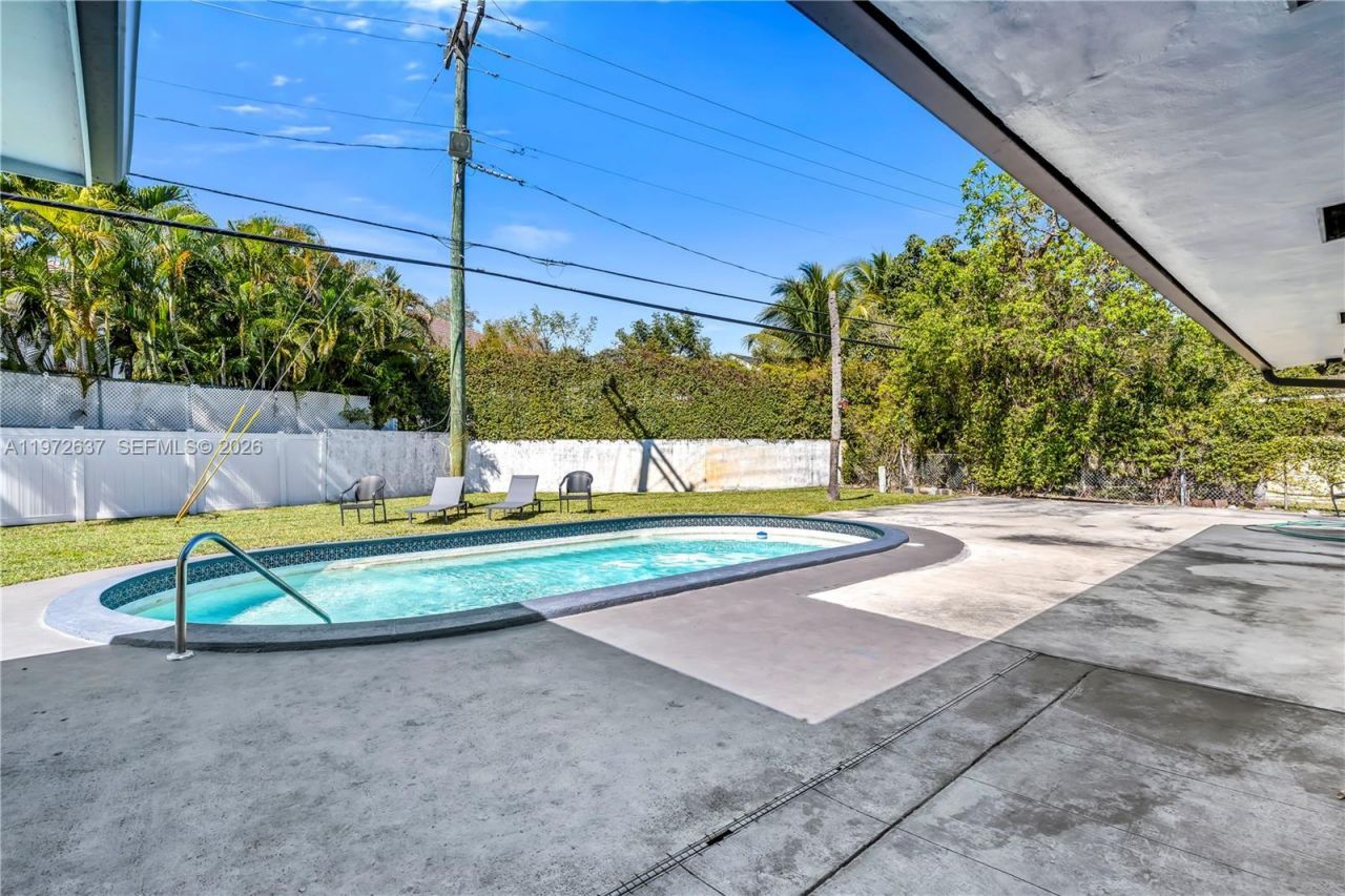 20220 Highland Lakes Blvd, Miami, FL 33179 Photo