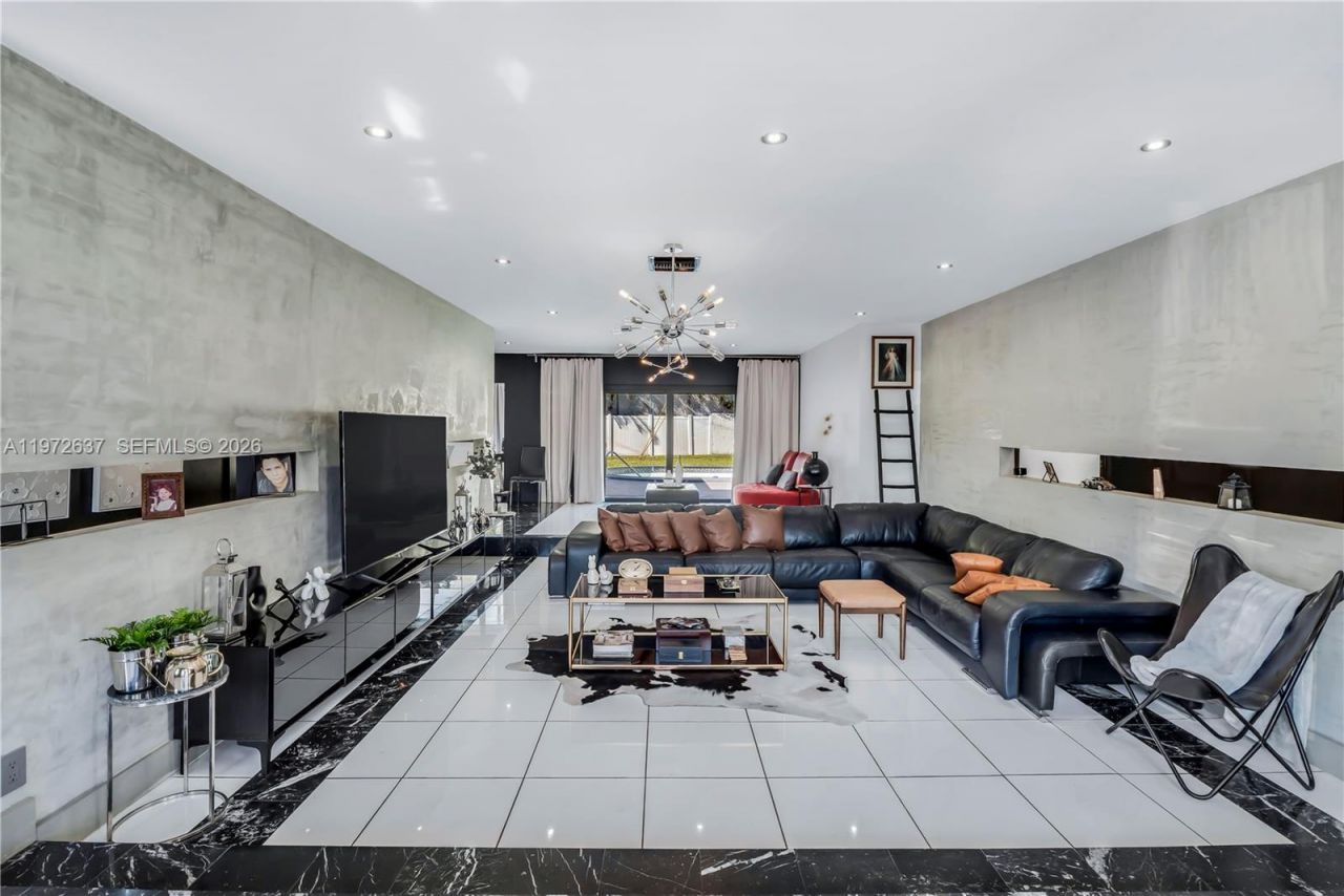 20220 Highland Lakes Blvd, Miami, FL 33179 Photo