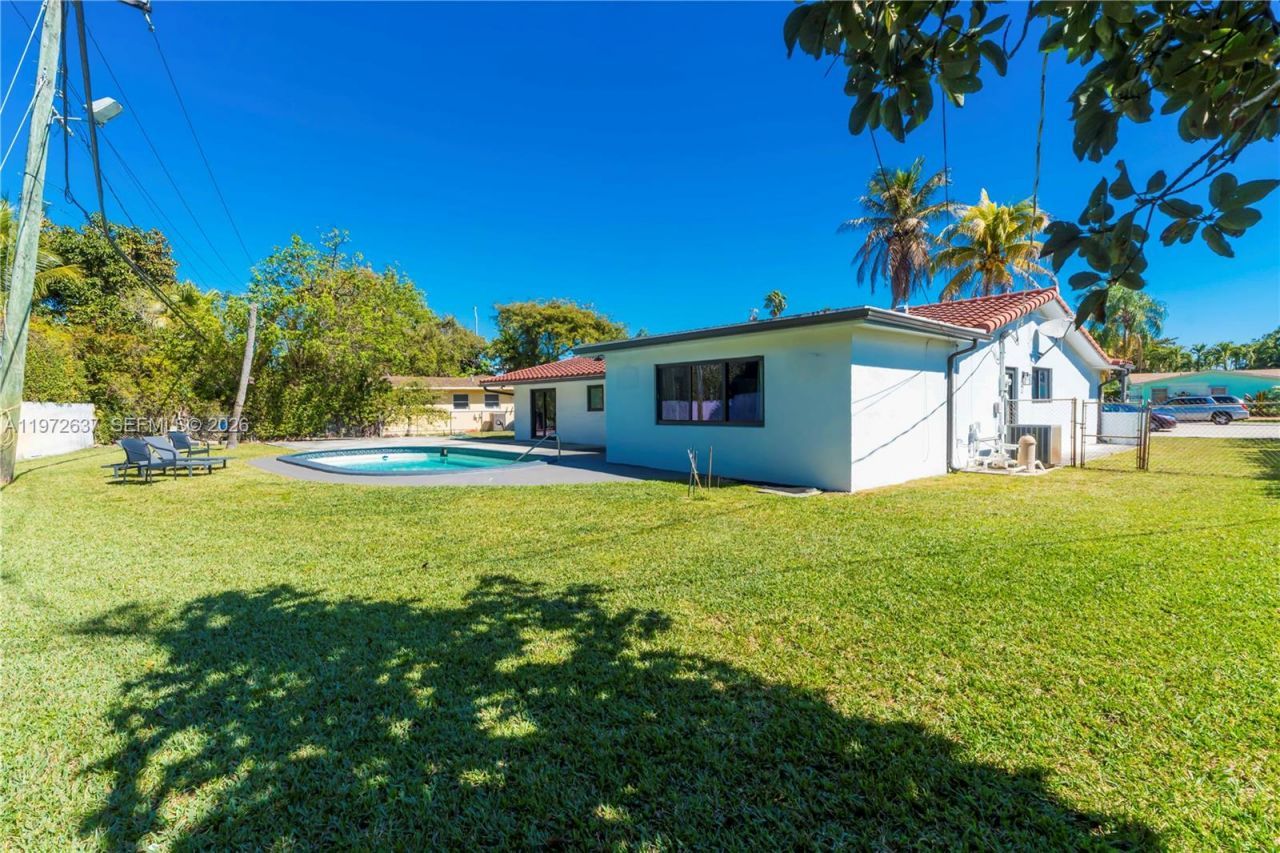 20220 Highland Lakes Blvd, Miami, FL 33179 Photo