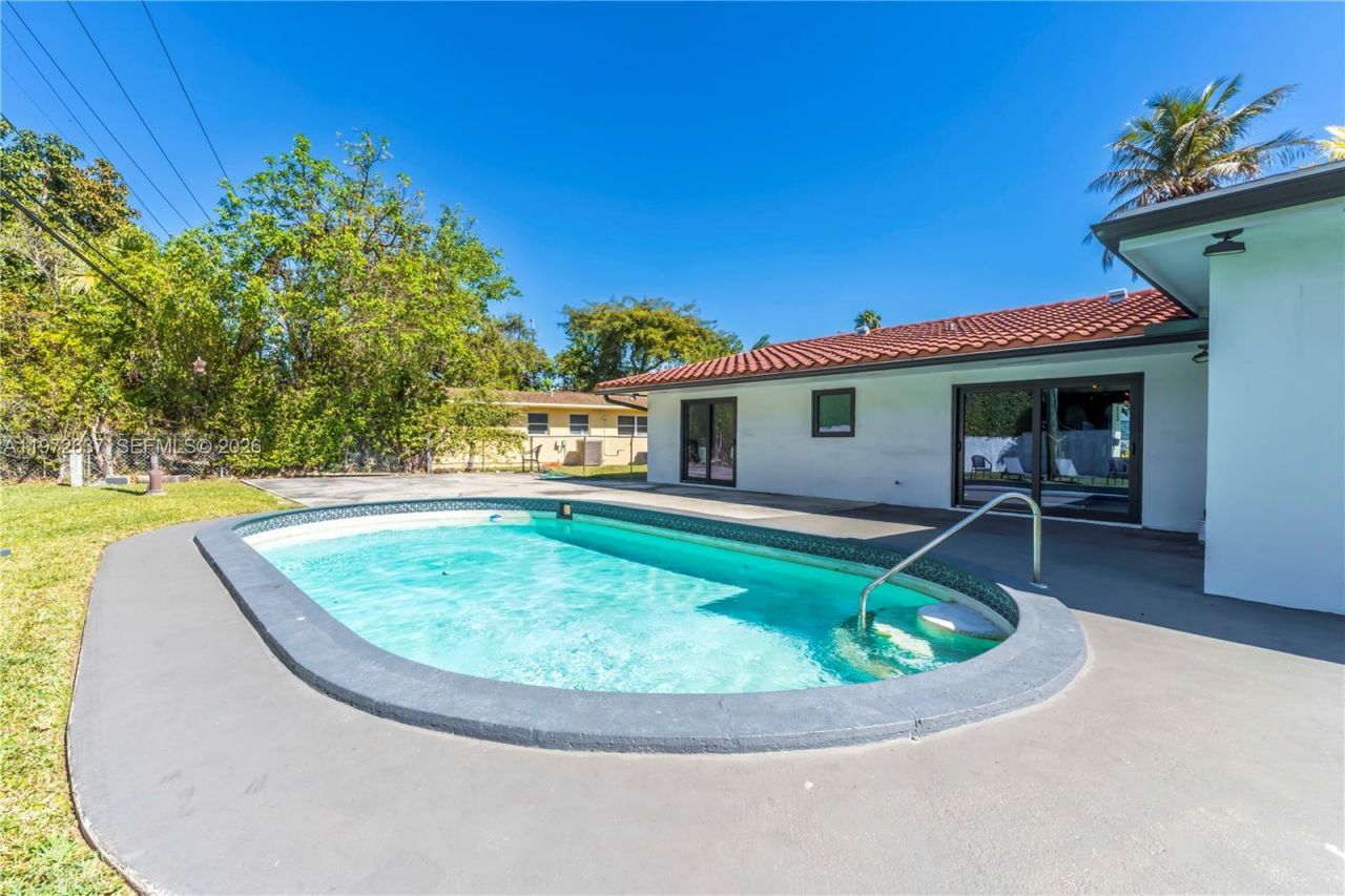 20220 Highland Lakes Blvd, Miami, FL 33179 Photo