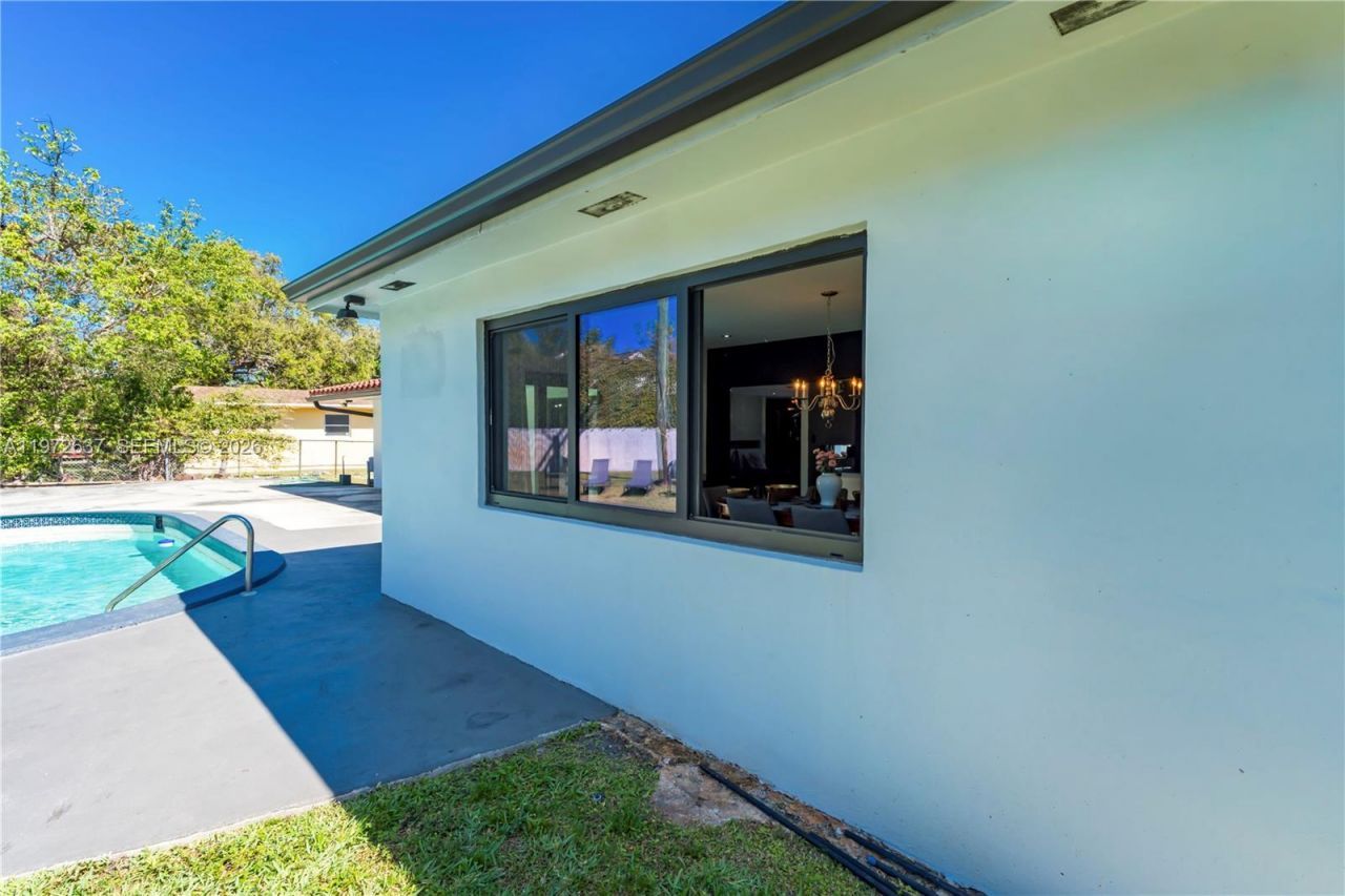 20220 Highland Lakes Blvd, Miami, FL 33179 Photo