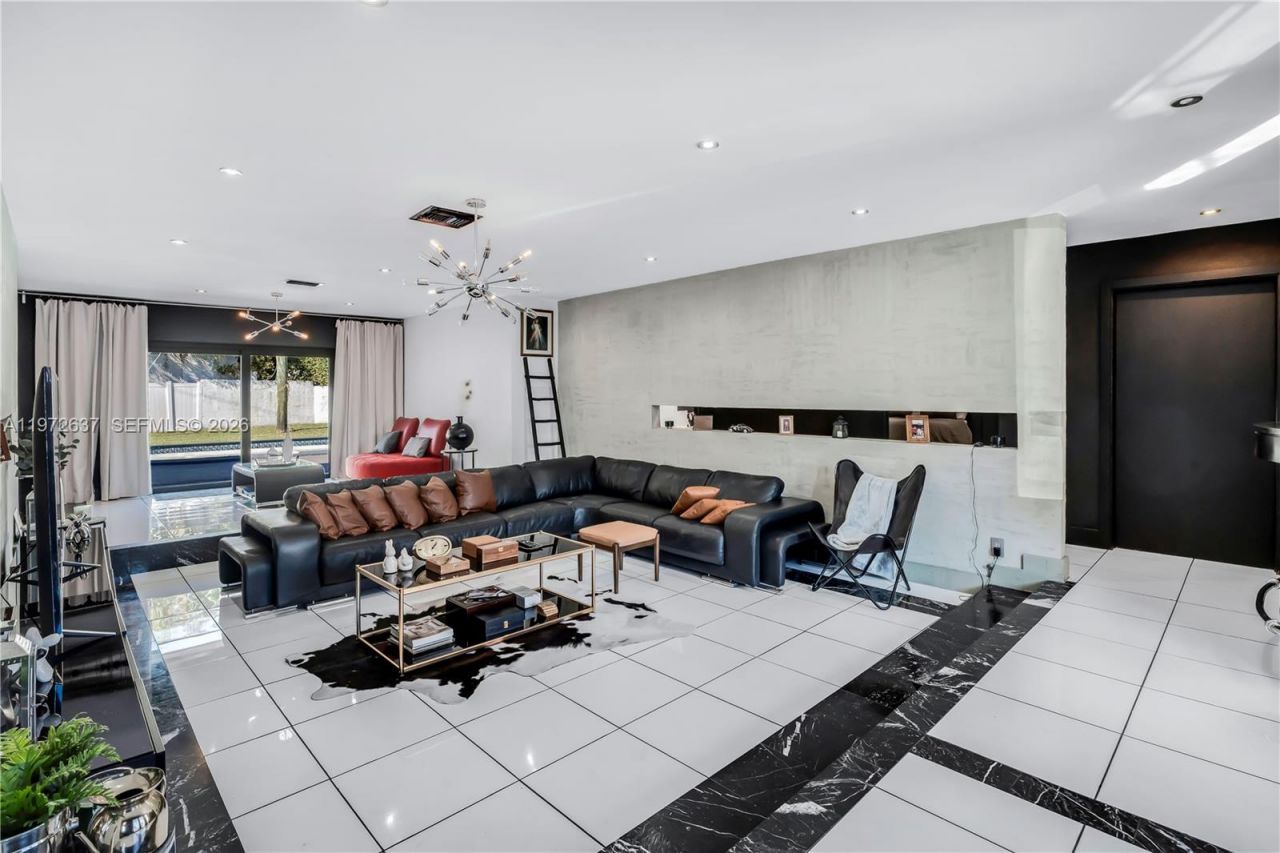 20220 Highland Lakes Blvd, Miami, FL 33179 Photo