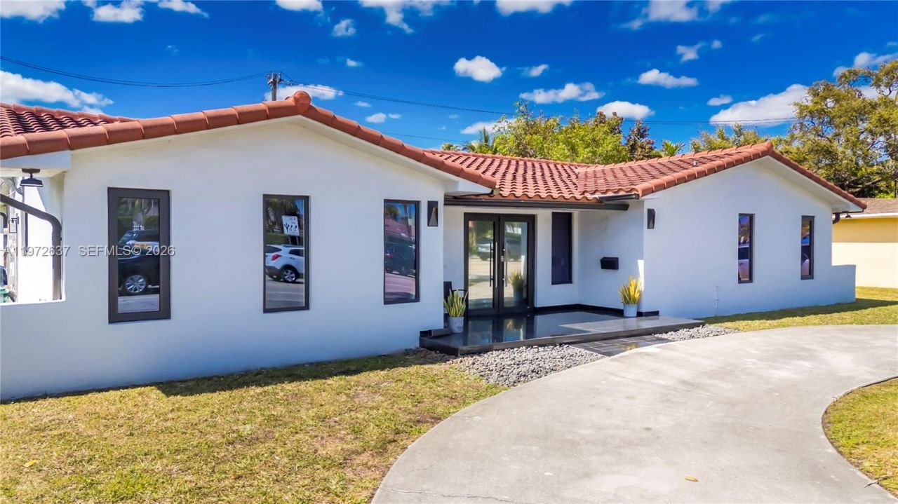 20220 Highland Lakes Blvd, Miami, FL 33179 Photo