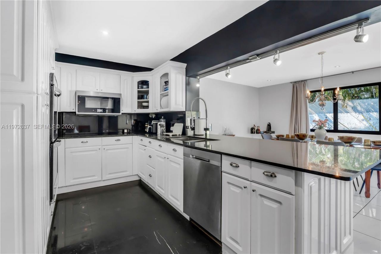 20220 Highland Lakes Blvd, Miami, FL 33179 Photo