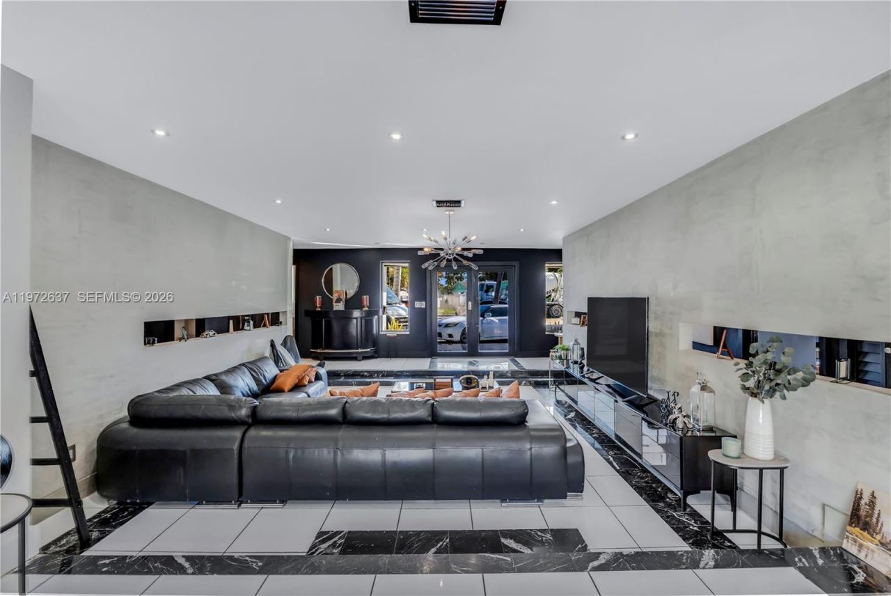 20220 Highland Lakes Blvd, Miami, FL 33179 Photo