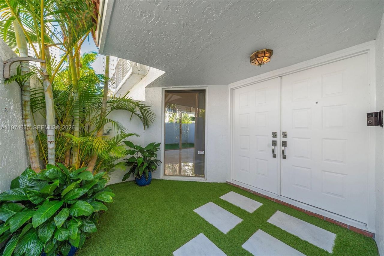 3785 NE 209th Ter, Aventura, FL 33180 Photo