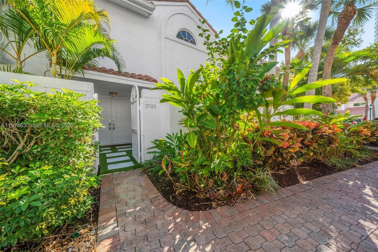 3785 NE 209th Ter, Aventura, FL 33180 Photo