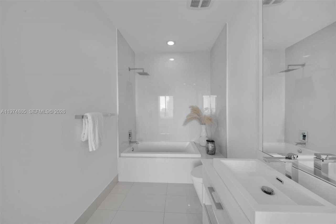 55 SW 9th St , Unit 4406, Miami, FL 33130 Photo