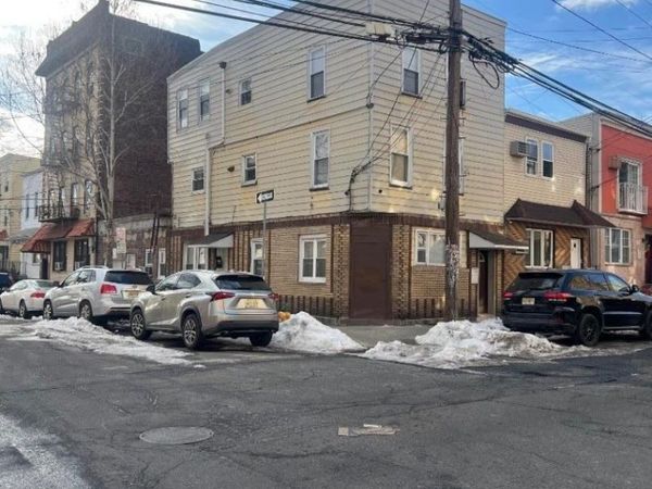 31 Downing St, Newark, NJ 07105