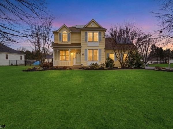 237 Stonehenge Dr, Lopatcong, NJ 08865