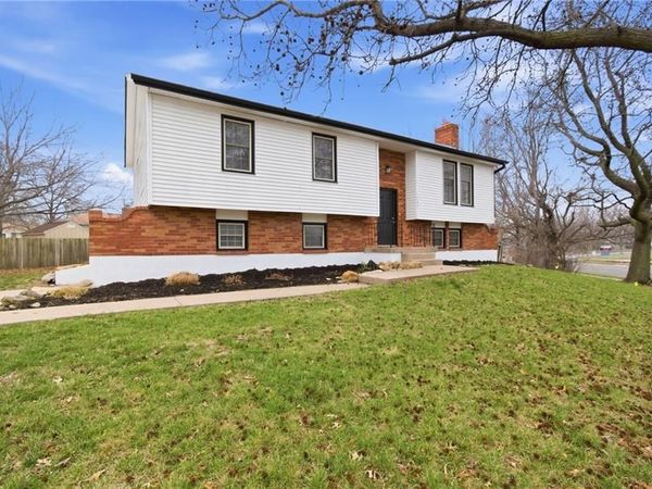 1724 SE 5th Terrace, Lee's Summit, MO 64063