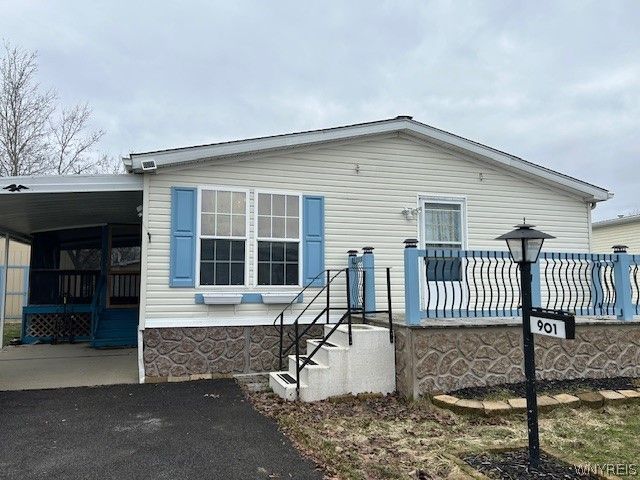 901 Hollywood Drive, Lockport, NY 14094 Main Photo