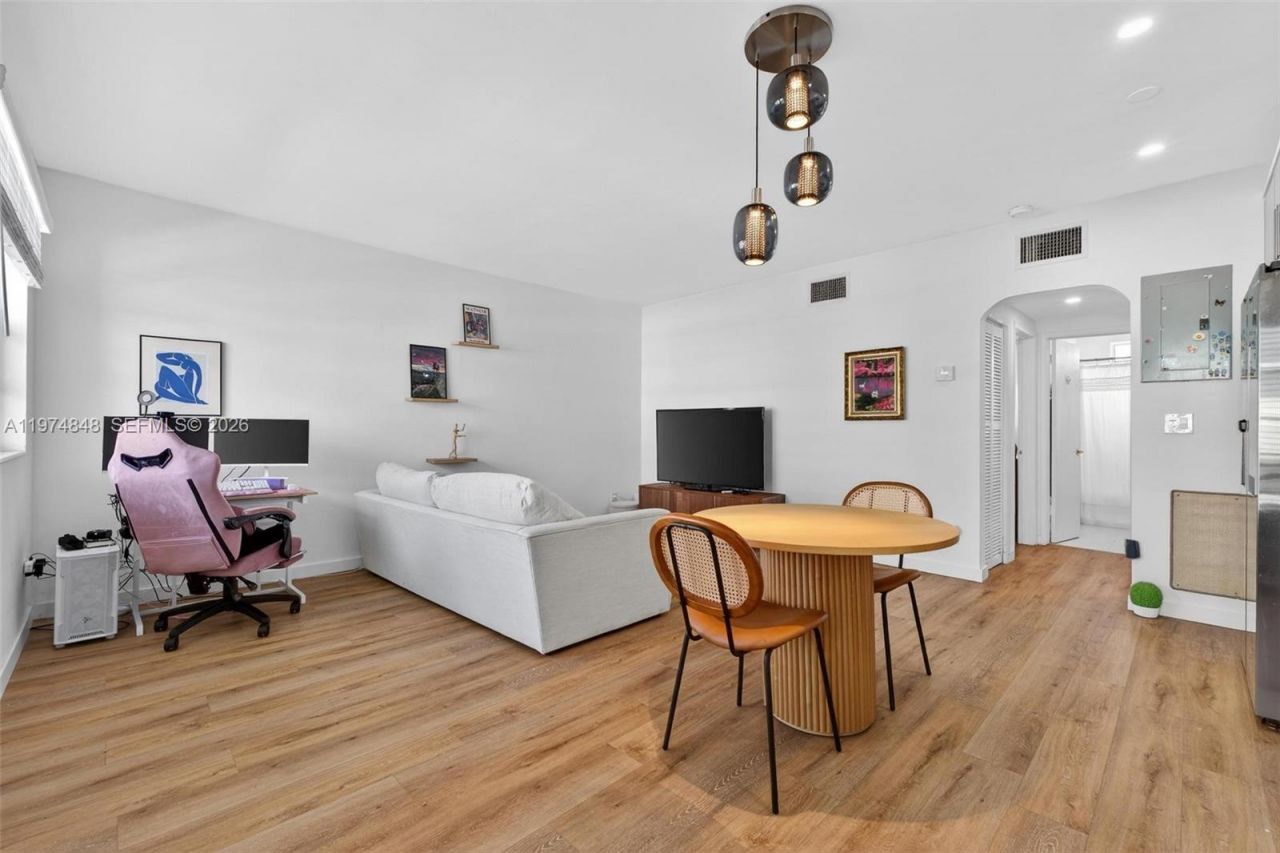 8600 Byron Ave, Unit 8600-9, Miami Beach, FL 33141 Photo