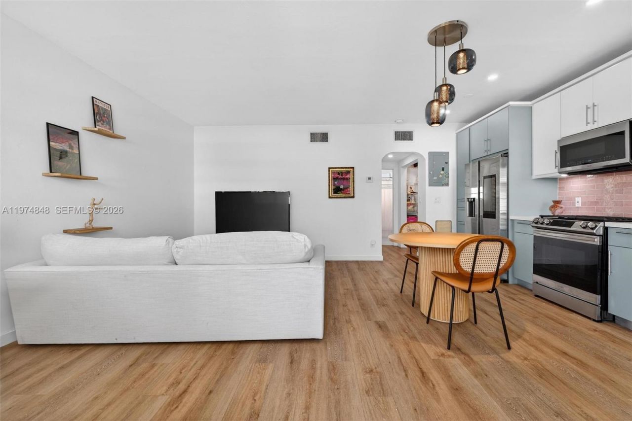 8600 Byron Ave, Unit 8600-9, Miami Beach, FL 33141 Photo