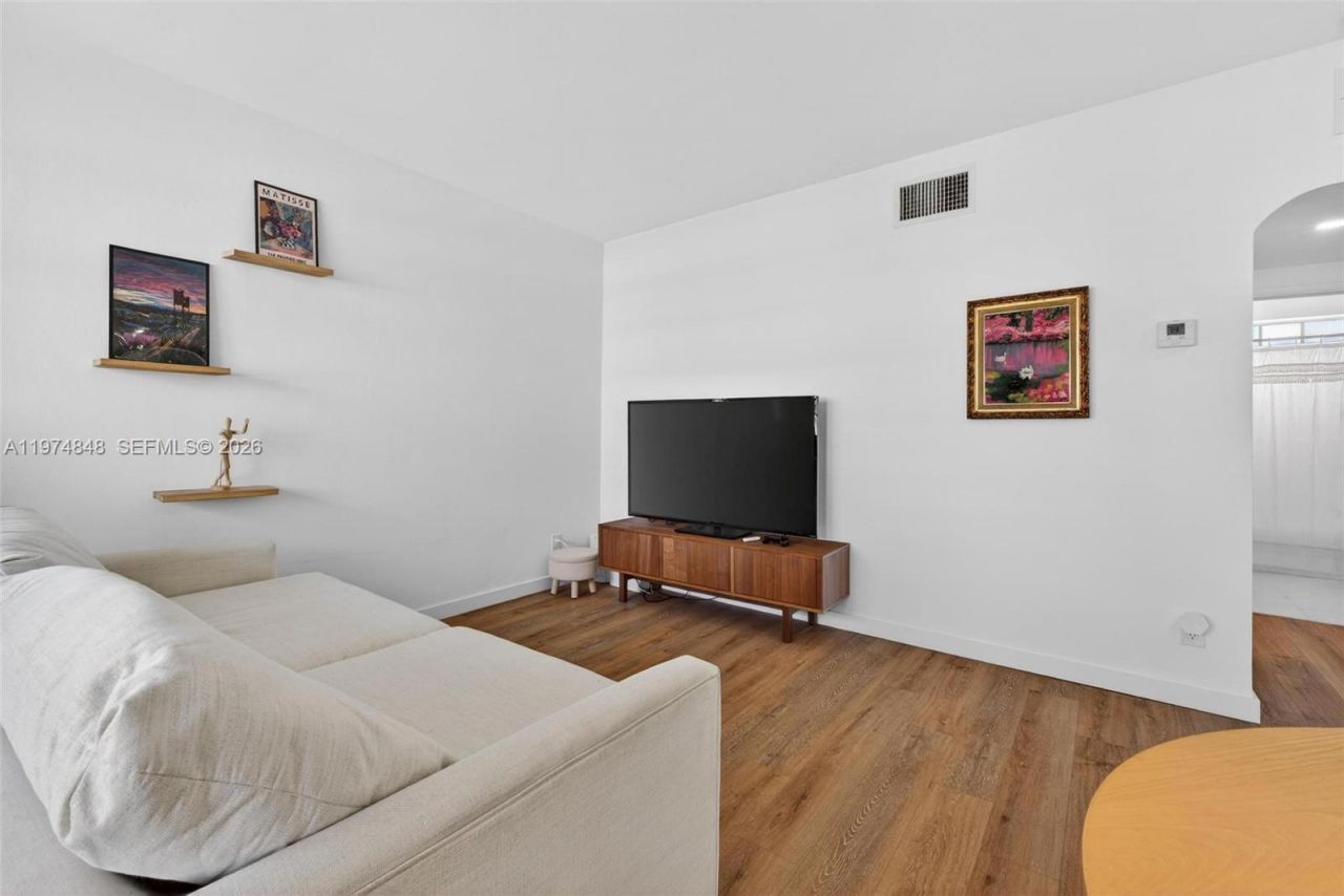 8600 Byron Ave, Unit 8600-9, Miami Beach, FL 33141 Photo