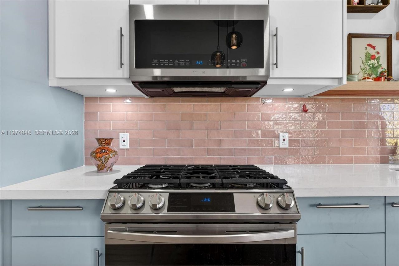 8600 Byron Ave, Unit 8600-9, Miami Beach, FL 33141 Photo
