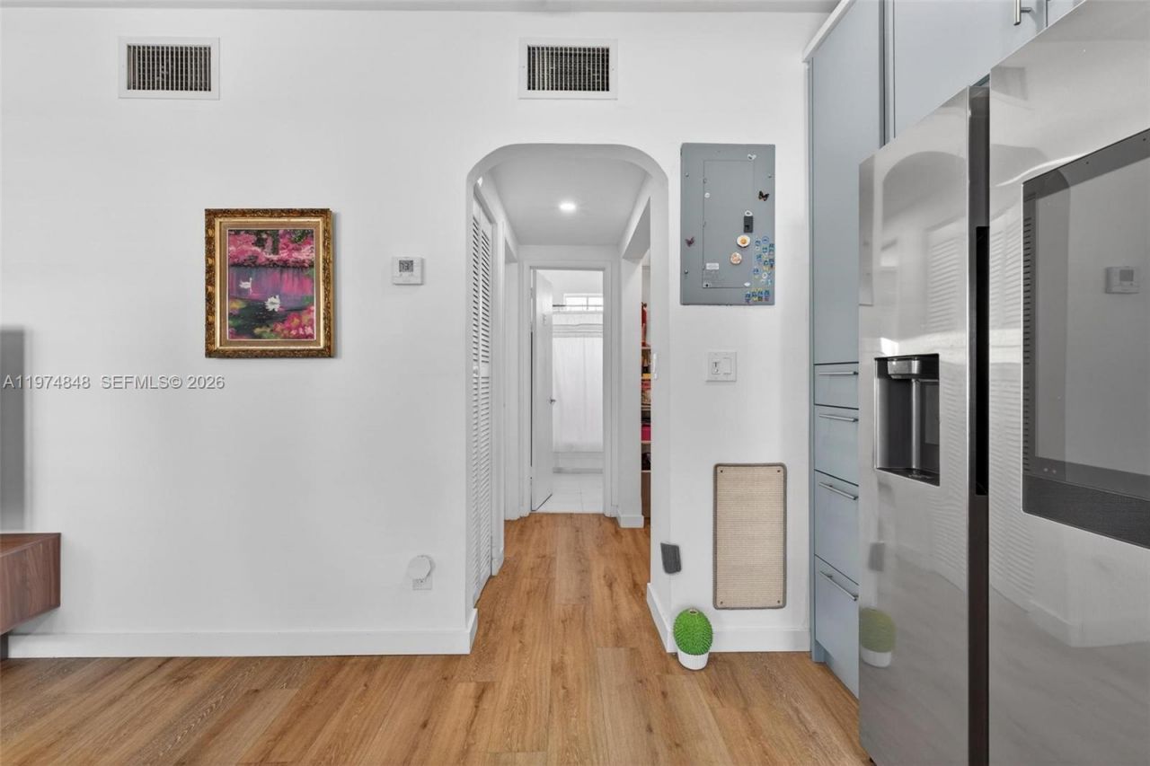 8600 Byron Ave, Unit 8600-9, Miami Beach, FL 33141 Photo