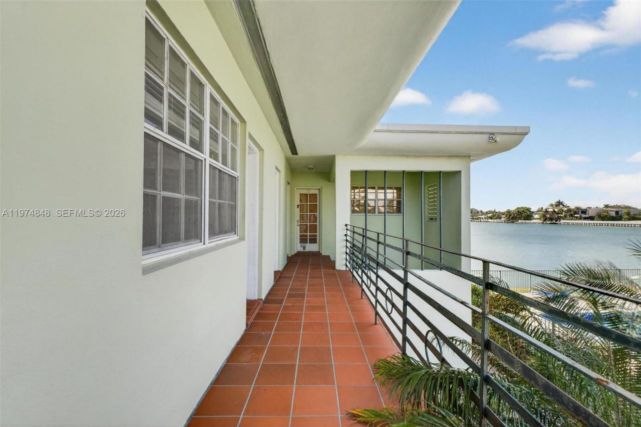 8600 Byron Ave, Unit 8600-9, Miami Beach, FL 33141 Photo