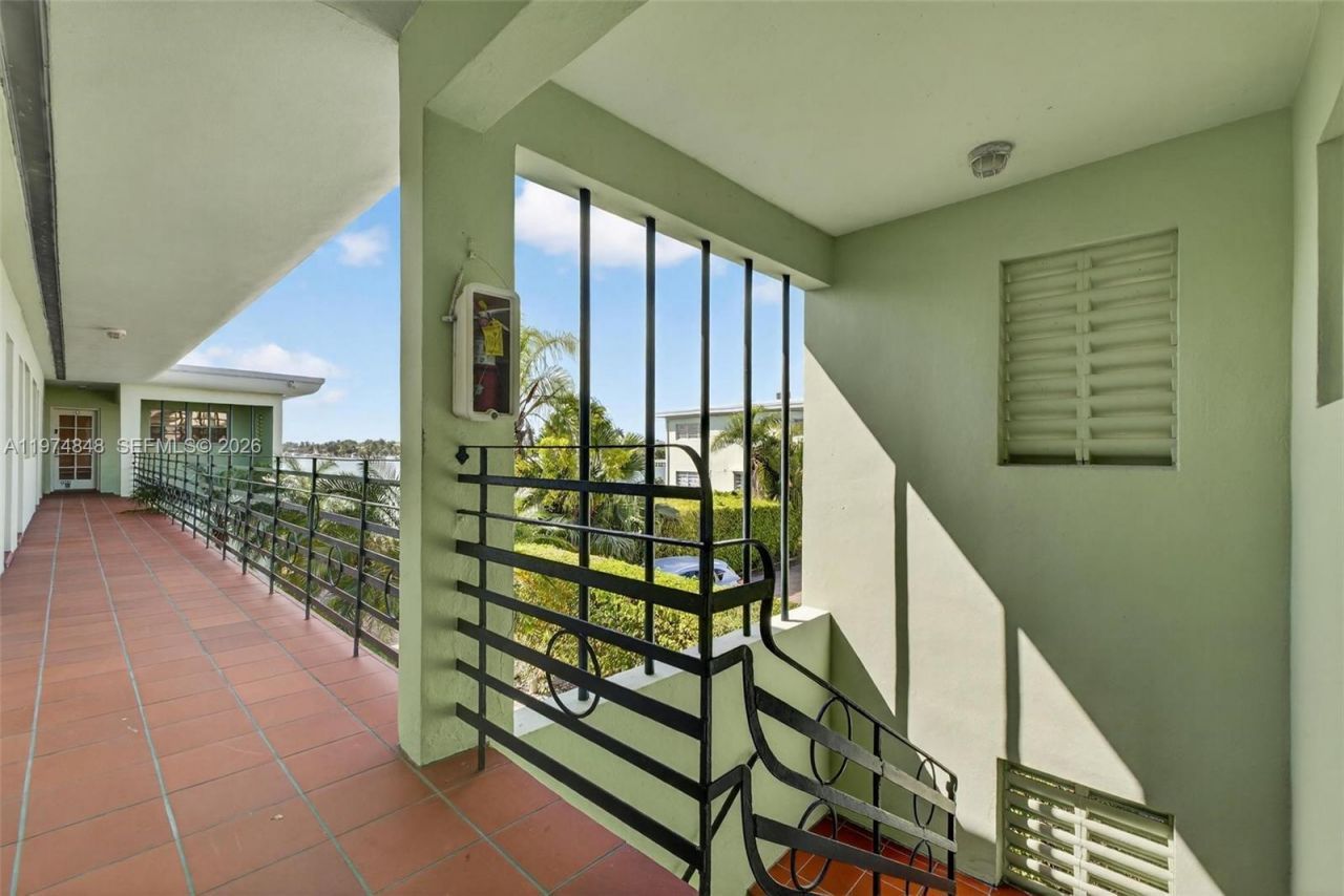 8600 Byron Ave, Unit 8600-9, Miami Beach, FL 33141 Photo