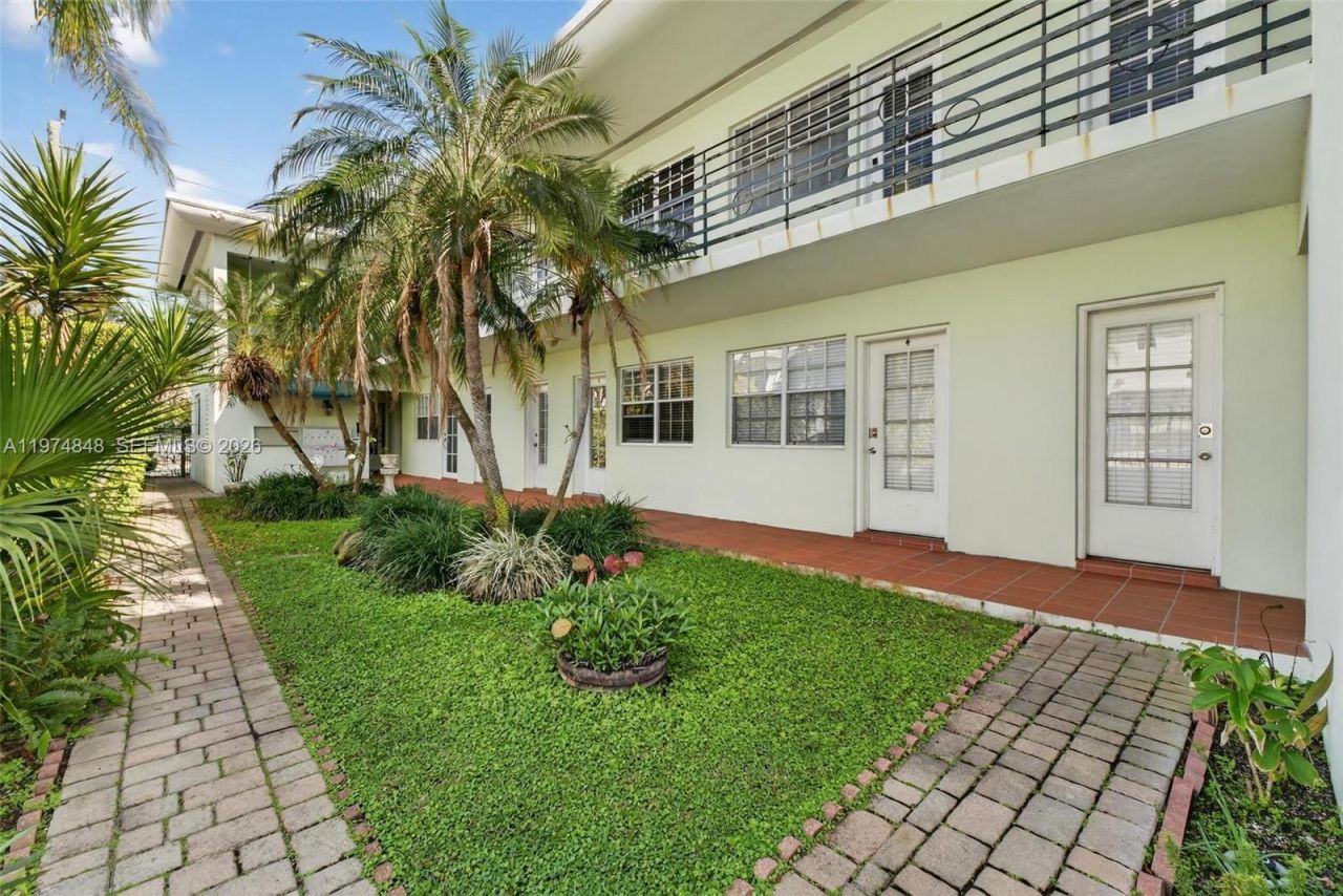 8600 Byron Ave, Unit 8600-9, Miami Beach, FL 33141 Photo