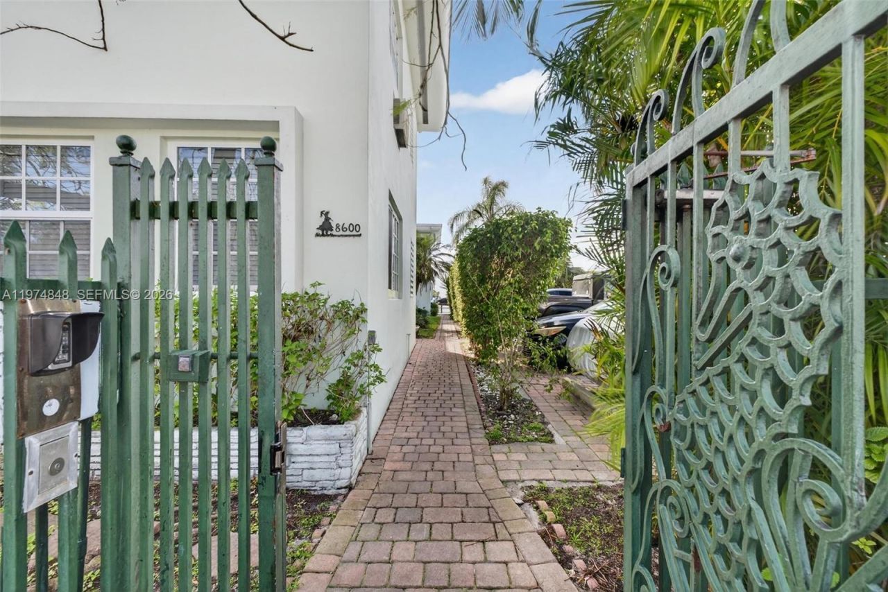 8600 Byron Ave, Unit 8600-9, Miami Beach, FL 33141 Photo