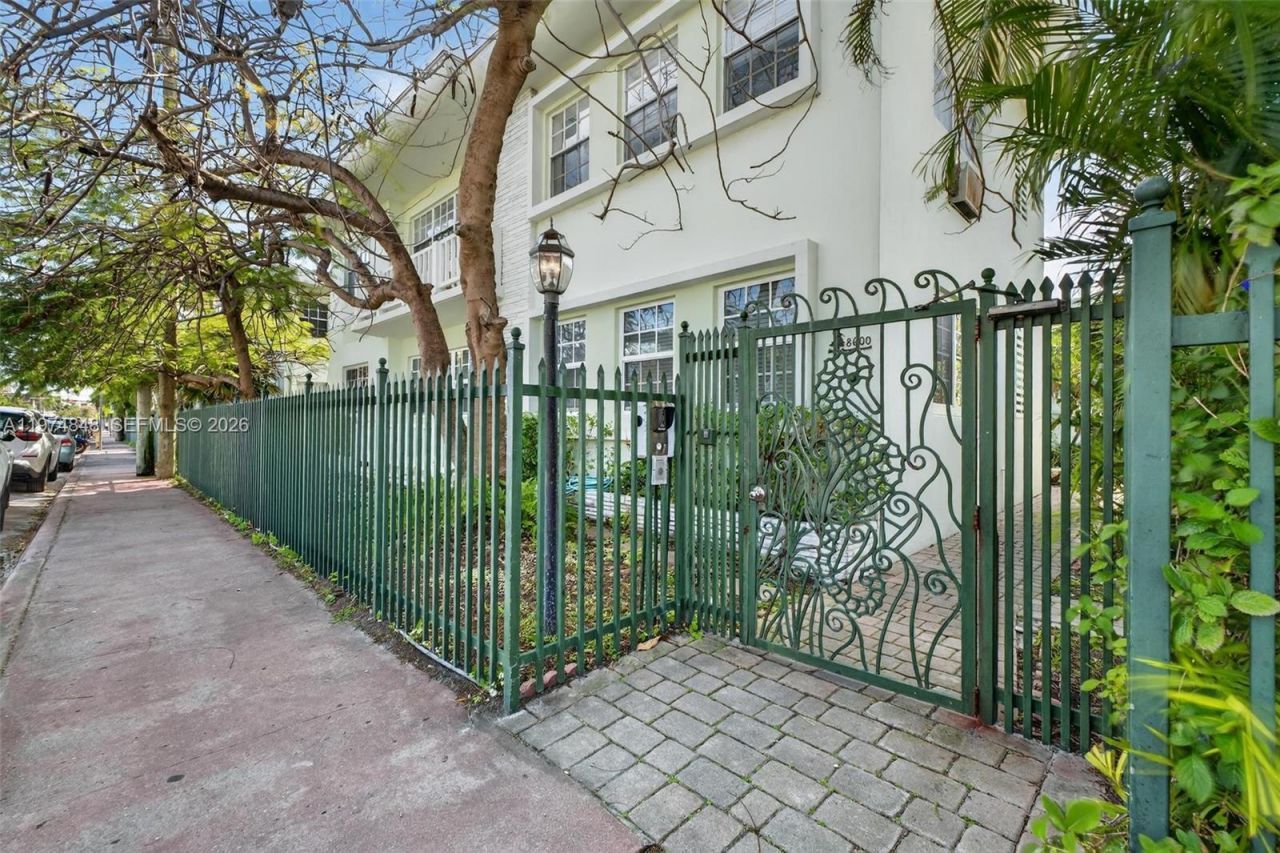 8600 Byron Ave, Unit 8600-9, Miami Beach, FL 33141 Photo